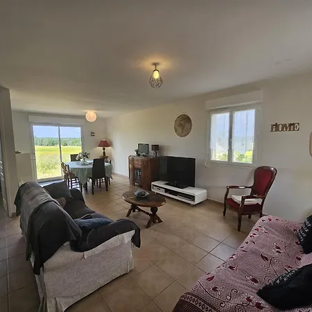 Calme Et Vue Panoramique Champs Et La Sarthe *