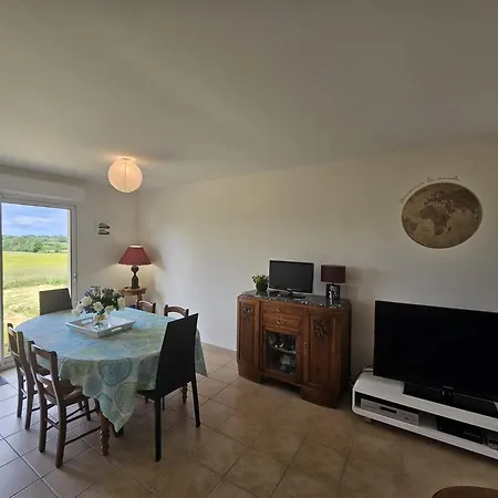 Calme Et Vue Panoramique Champs Et La Sarthe *