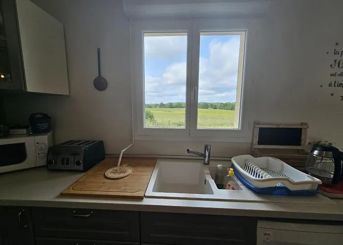 Calme Et Vue Panoramique Champs Et La Sarthe *