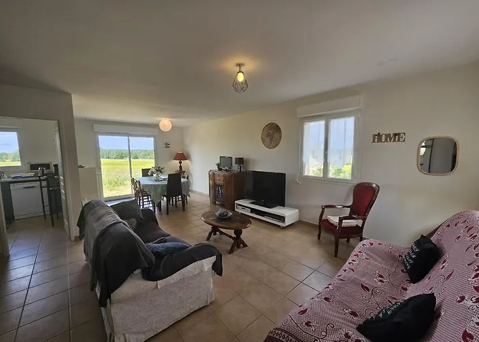 Calme Et Vue Panoramique Champs Et La Sarthe *