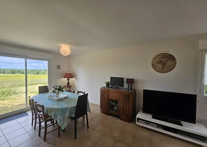 Calme Et Vue Panoramique Champs Et La Sarthe *